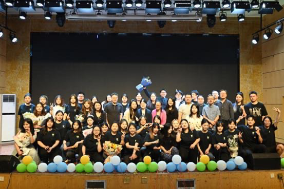 yl23411永利树达学院2022级广电编导展映晚会合影。供稿单位供图